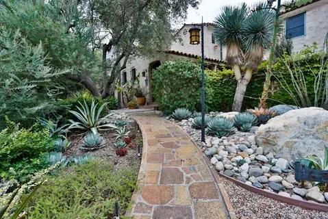 Low Maintenance Front Yard Ideas for Dallas Historic District
